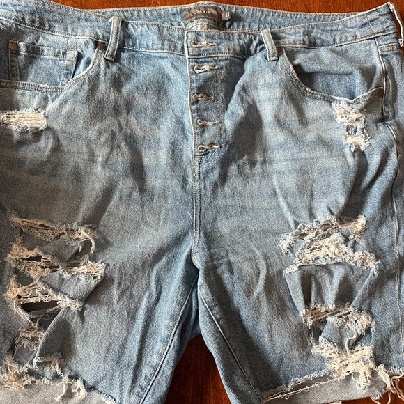 Torrid Button Fly Raw Hem Distressed Jean Shorts Size 20 - Picture 1 of 4